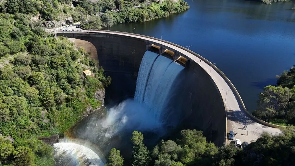 EL OBJETIVO FOTO EMBALSE LOS MOLINOS APERTURA DE VALVULAS