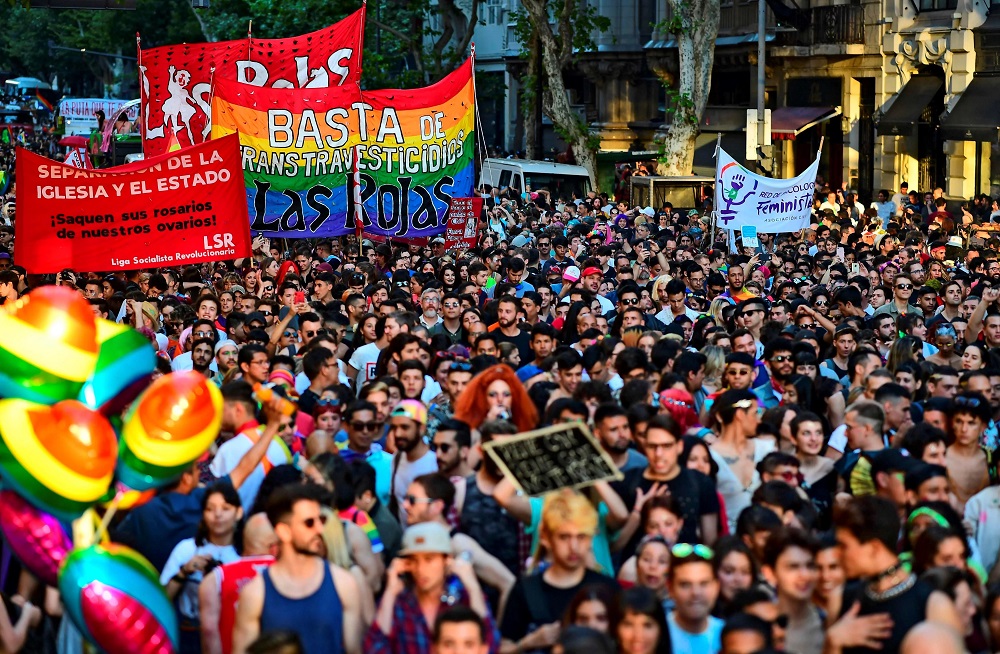 Miles de personas participaron de la Marcha del Orgullo en reclamo de