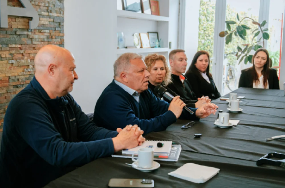 intendente Benedetti, representantes del Centro Comercial e Industrial de Arroyito y autoridades del Banco
