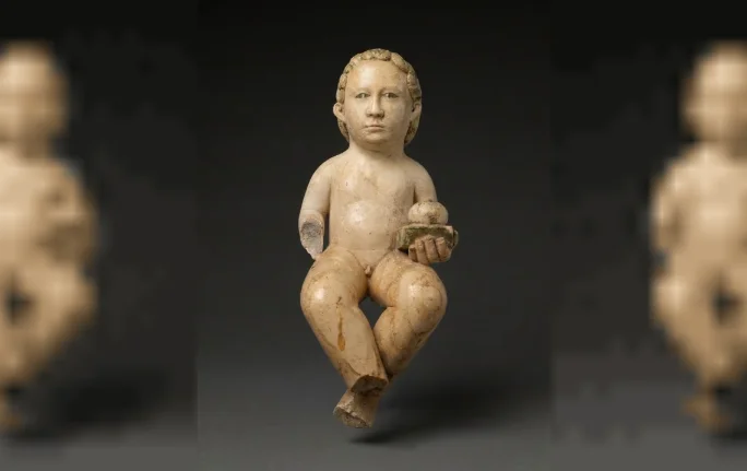 Pequeña escultura blanca que fue atribuida a Miguel Ángel Buonarroti