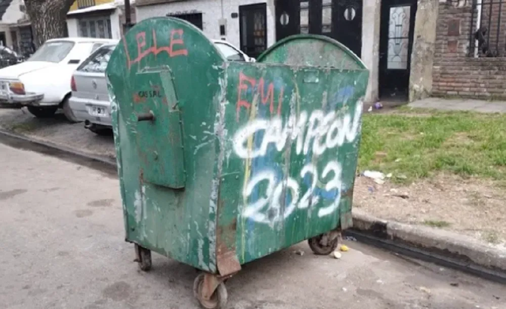 bebe contenedor de basura en Rosario