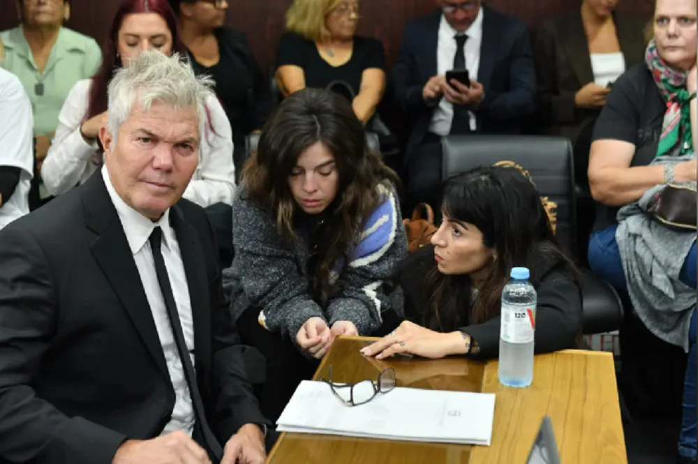 Dalma y Gianinna Maradona junto a su abogado Fernando Burlando