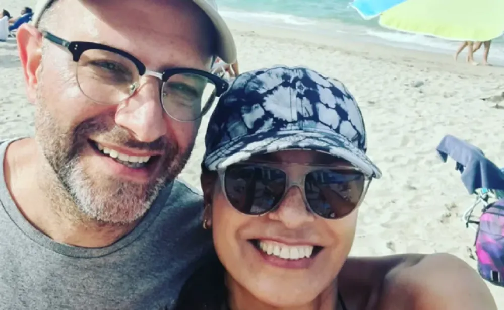 Seltzer junto a su esposa