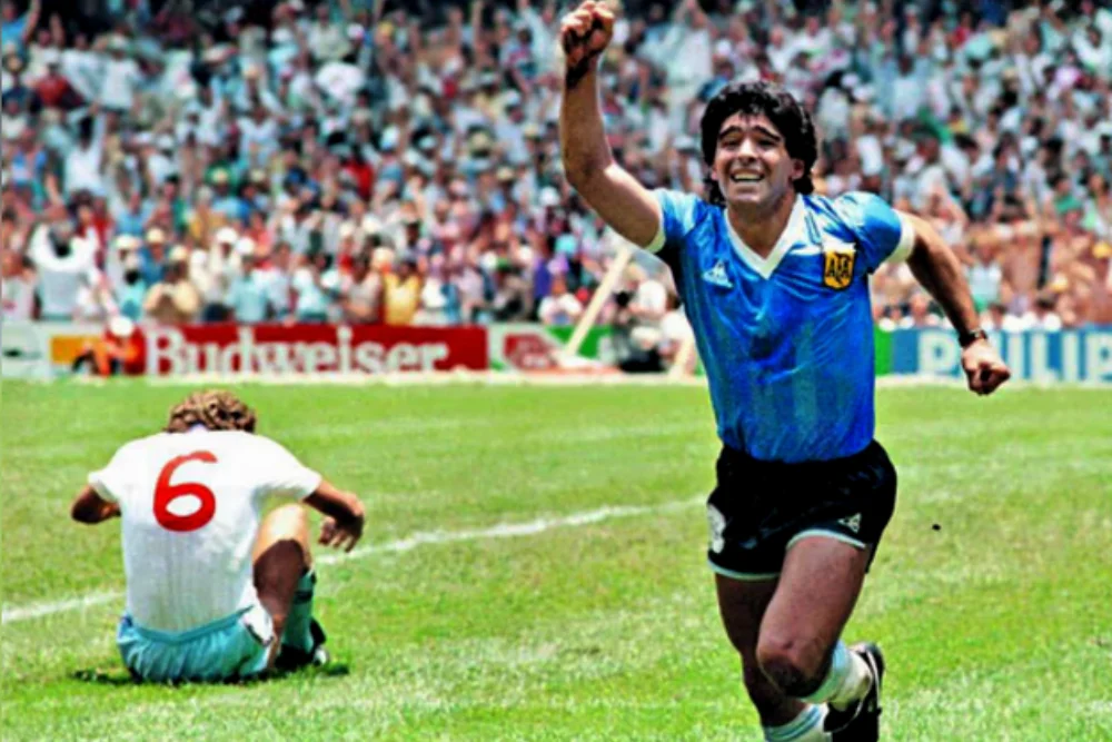 Maradona celebra uno de sus goles a Inglaterra