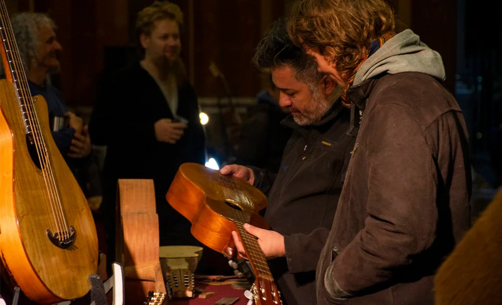 EL OBJETIVO FOTO EXPO LUTHIER BUEN PASTOR Hombre-mirando-guitarra