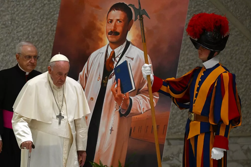 EL OBJETIVO FOTO PAPA ARTEMIDES ZATTI