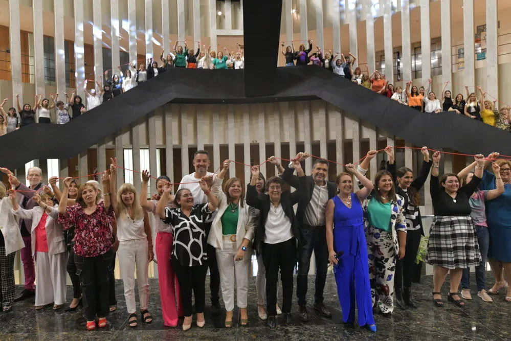 EL OBJETIVO FOTO LEGISLATURA PRUNOTTO BORDADORAS 1