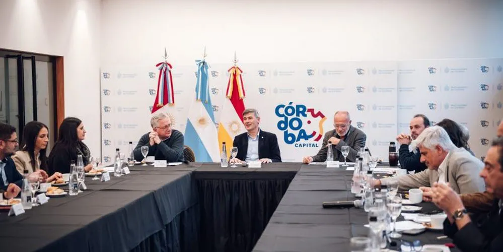 EL OBJETIVO FOTO PASSERINI REUNION ASOCIACION CORDOBA NUESTRA