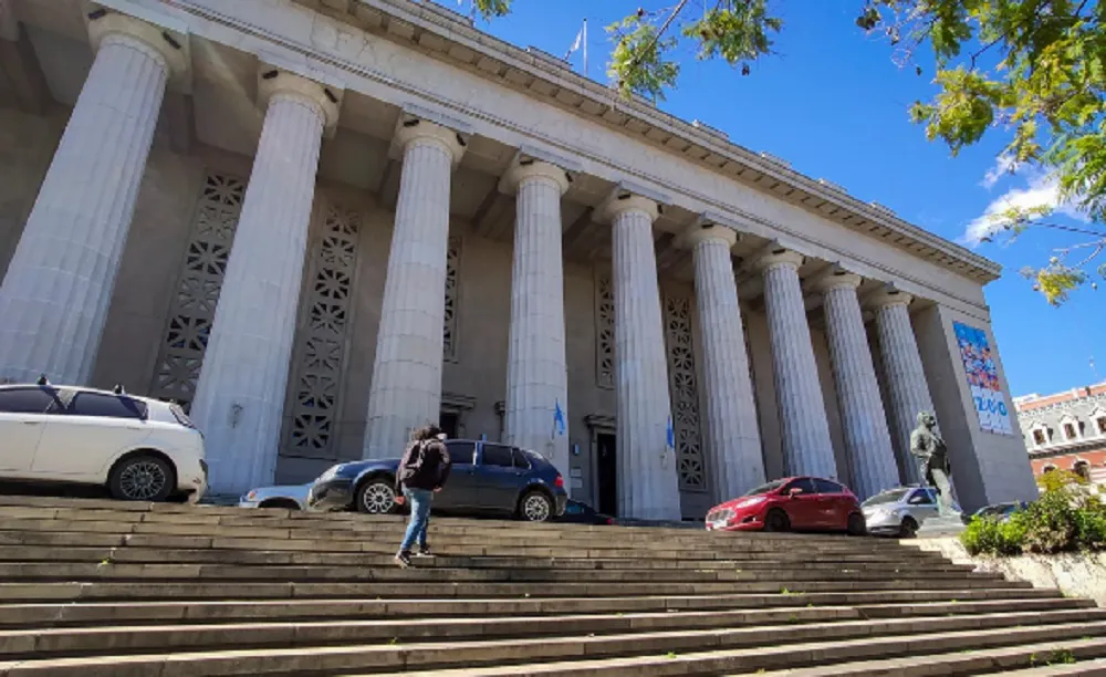 Universidad Nacional Pais