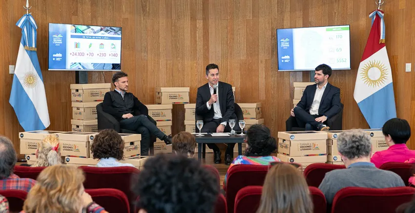 Entrega-de-libros-Manuel-Calvo_ prensa Legislatura