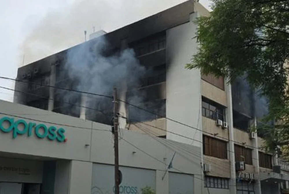 EL OBJETIVO FOTO INCENDIO APROSS X POLICIA