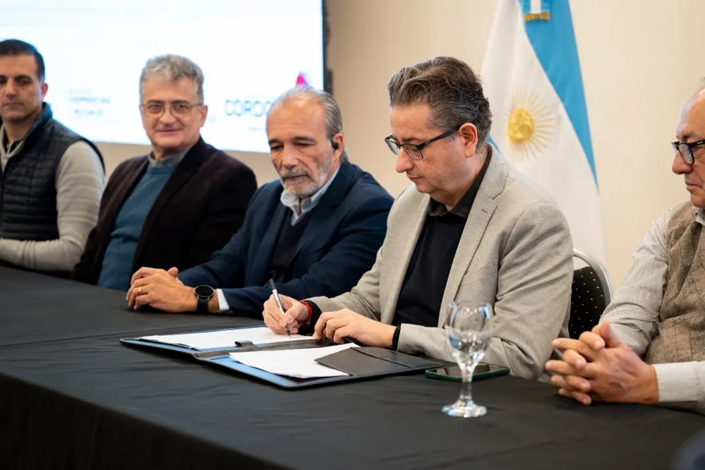 EL OBJETIVO FOTO Gobierno-Cooperativas-y-EPEC-unen-fuerzas-para-optimizar-el-sistema-electrico-en-Cordoba-8