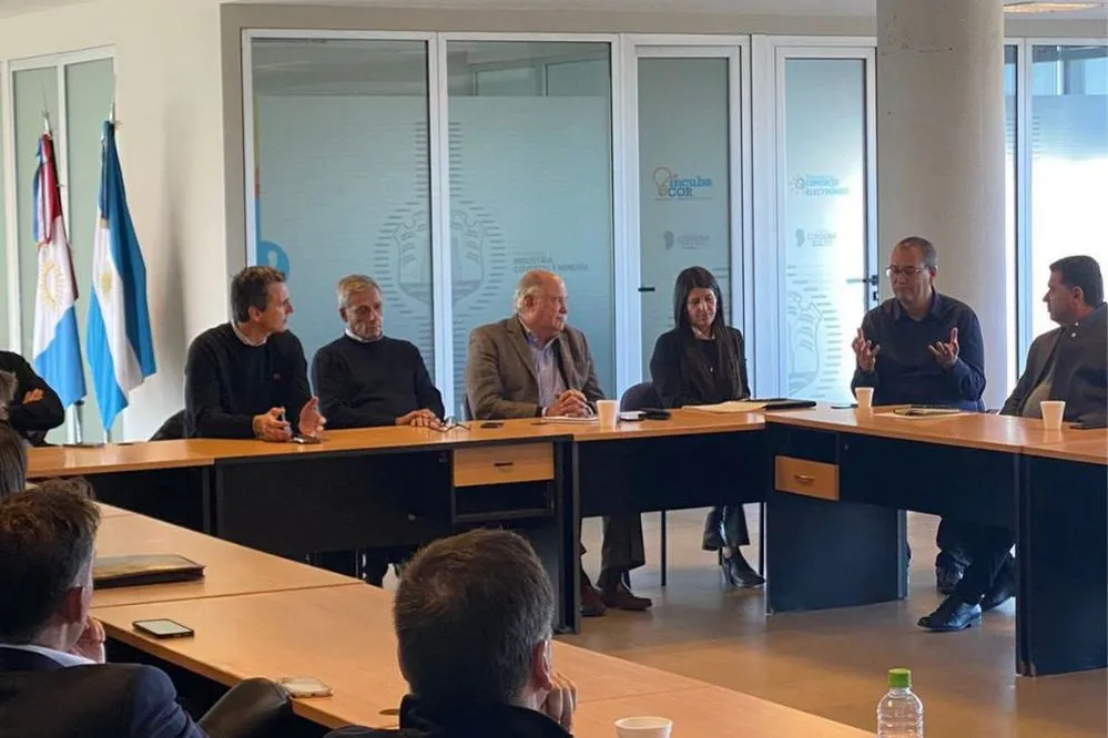 EL OBJETIVO FOTO CLUSTER AUTOMOTRIZ