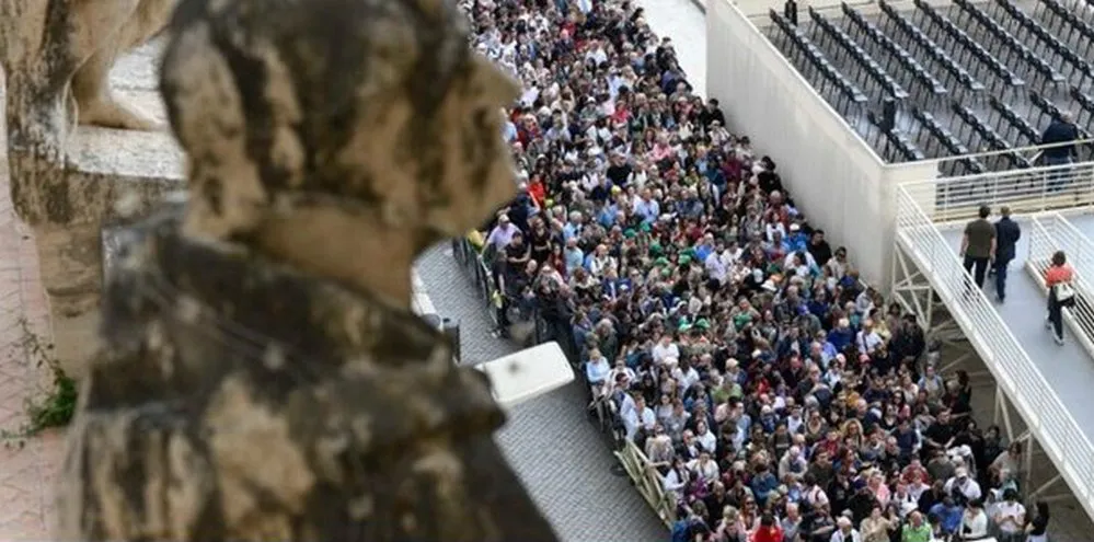 EL OBJETIVO FOTO PAPA MULTITUD