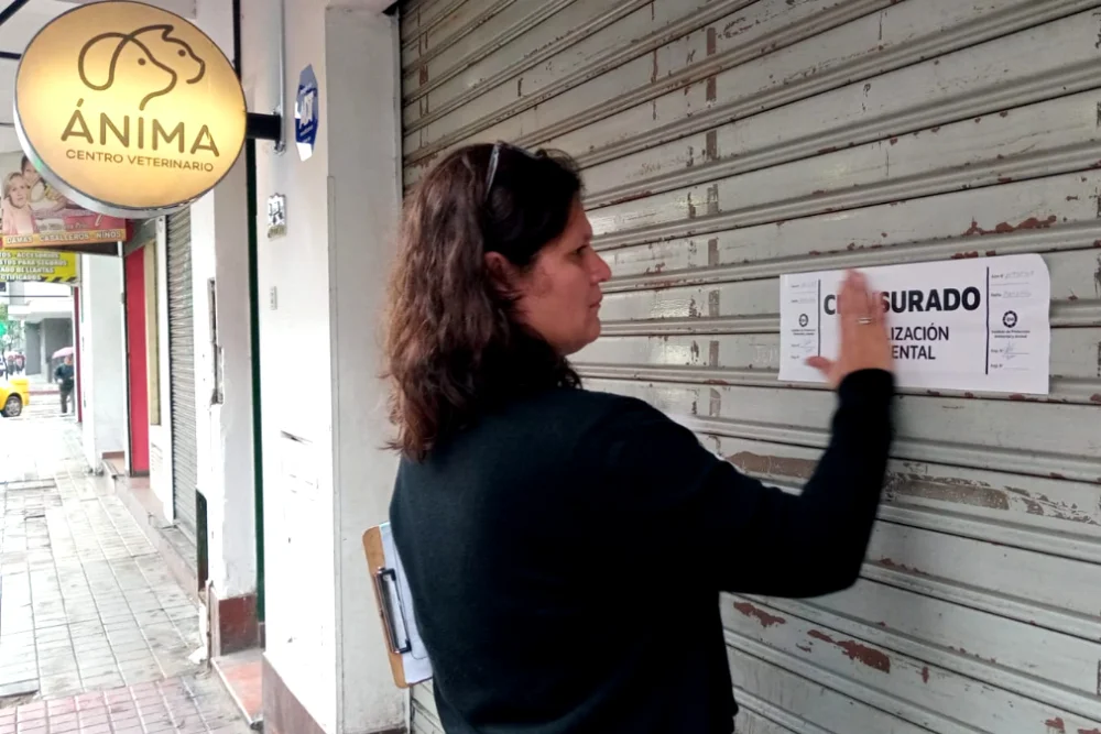 Clausuran una veterinaria por arrojar residuos patógenos