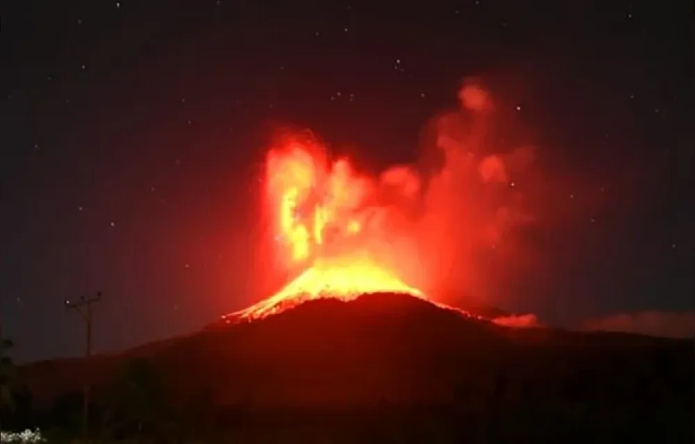 volcán en erupción monte Lewotobi