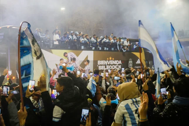 hinchas que fueron a recibirlos a Ezeiza 2
