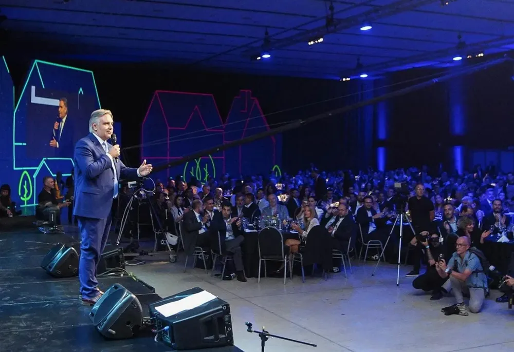 llaryora-noche de los intendentes