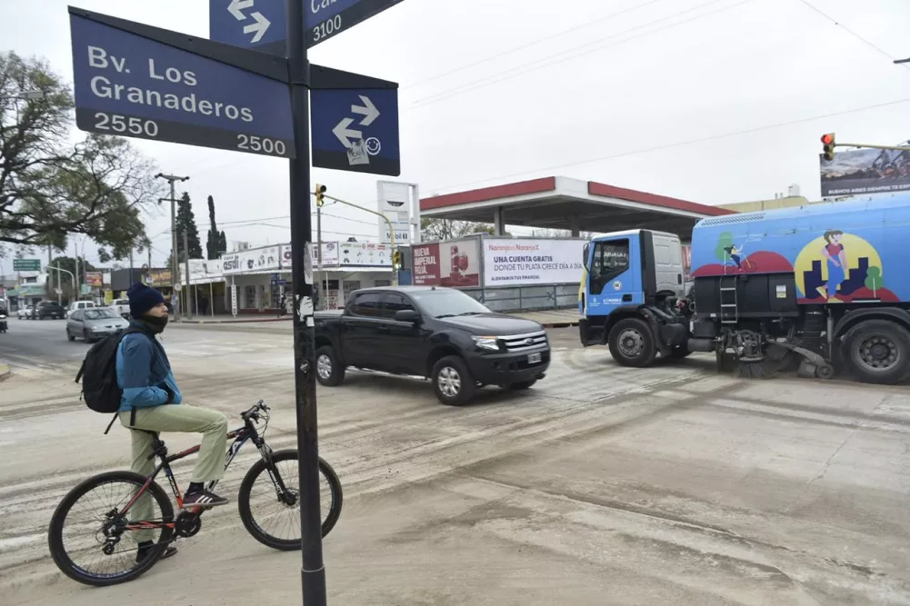 Av. Monseñor Pablo Cabrera y Bv. Los Granaderos.