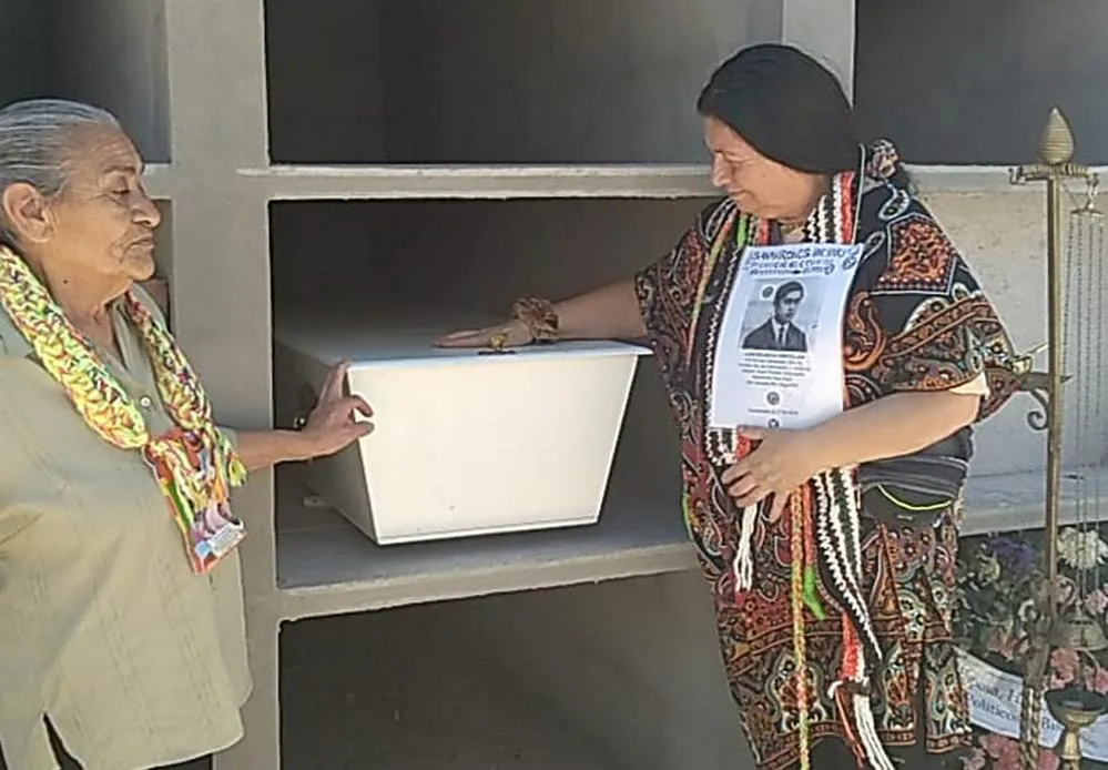 FOTO ENTREGA DE RESTOS SANTILLAN 5