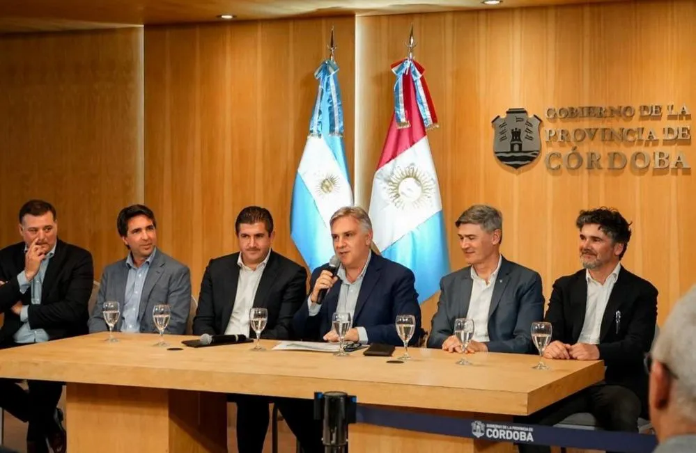 EL OBJETIVO FOTO AEROPUERTO ANUNCIO