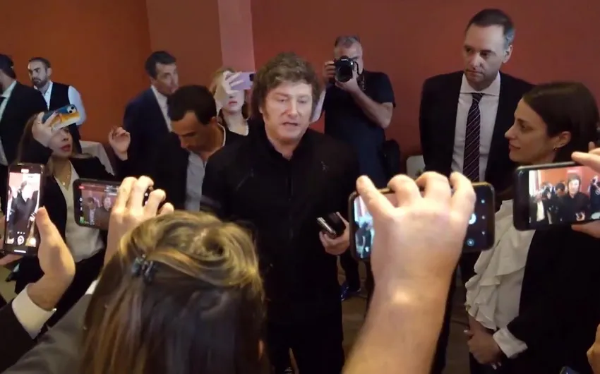 Milei - brindis-prensa_NA