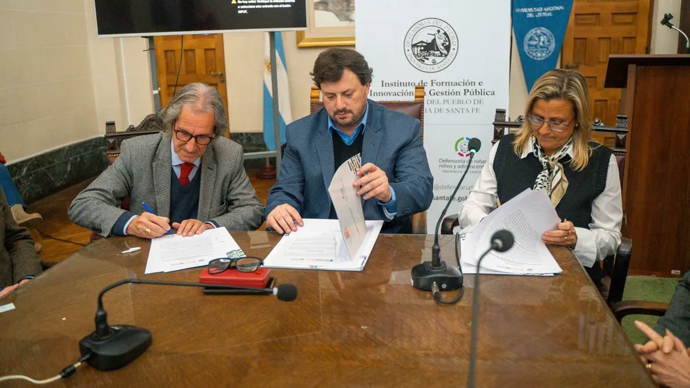 Foto 2 -EL OBJETIVO FOTO FORO DEFENSORES DEL PUEBLO REGION CENTRO  Galoppo junto a Arístides Lasarte (Defensoría Santa Fe) y Marcia Lopez (Defensoría Paraná)