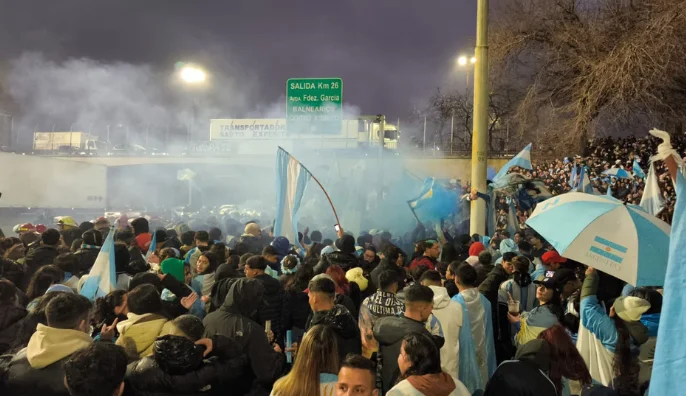 hinchas que fueron a recibirlos a Ezeiza 3