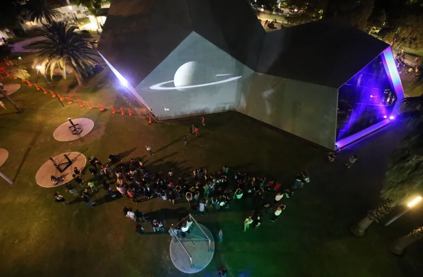 PLAZA-CIELO-Y-TIERRA-noche-de-los-museos_ cba.gov.ar