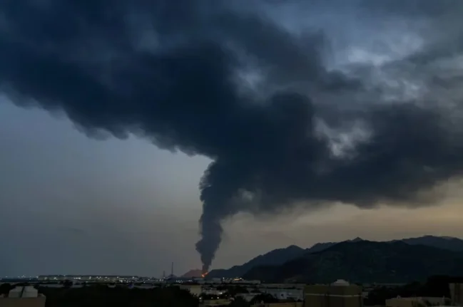 Incendio en una instalación petrolera de EAU - Archivo