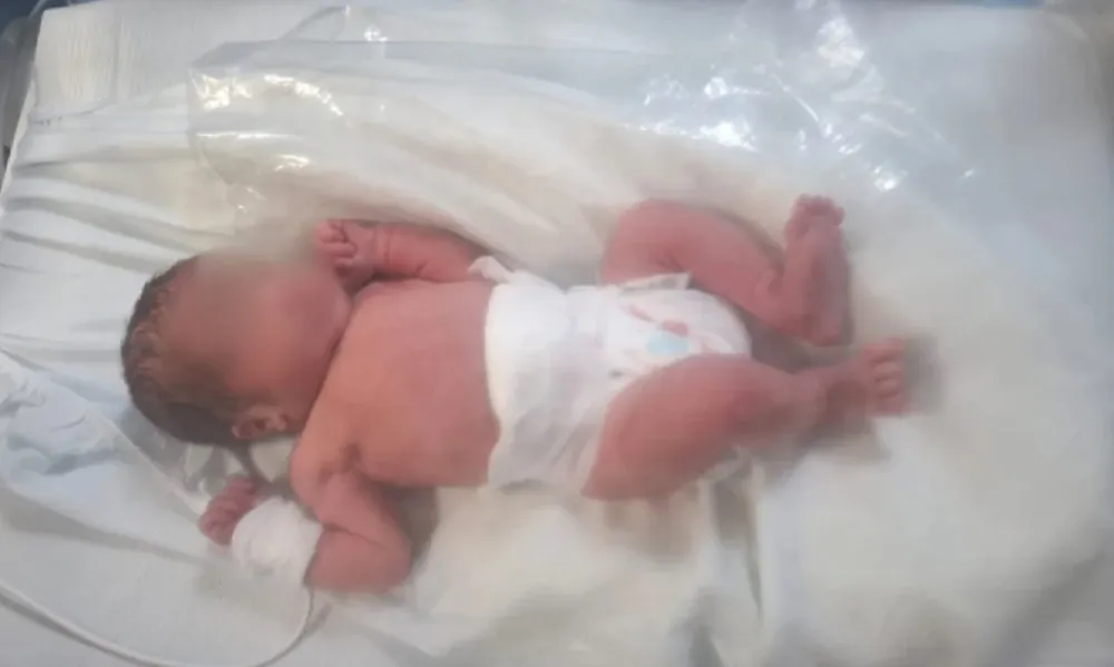 recién nacida en un tacho de basura 2