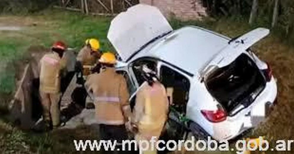 EL OBJETIVO FOTO AUTO INCENDIADO EXPLOSION CELULAR