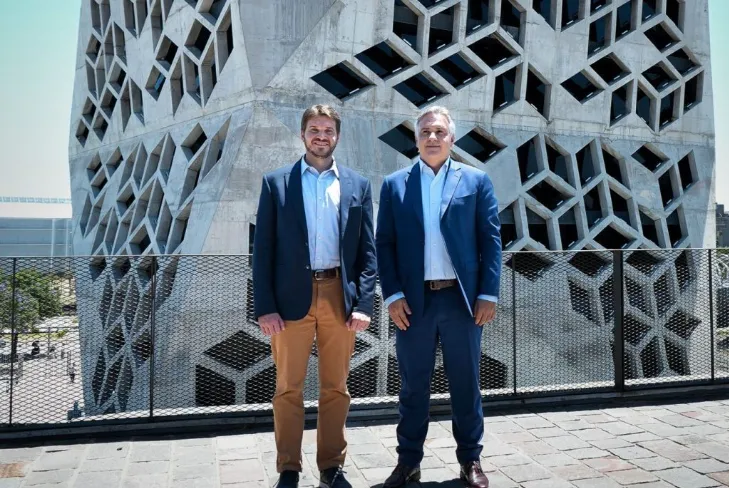 Adrián Ecker y llaryora