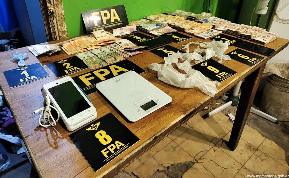 EL OBJETIVO FOTO CAPILLA DEL MONTE DROGAS TARJETA DE CREDITO