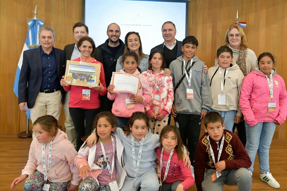 EL OBJETIVO FOTO LEGISLATURA VISITA CHICOS PAMPA DE ACHALA