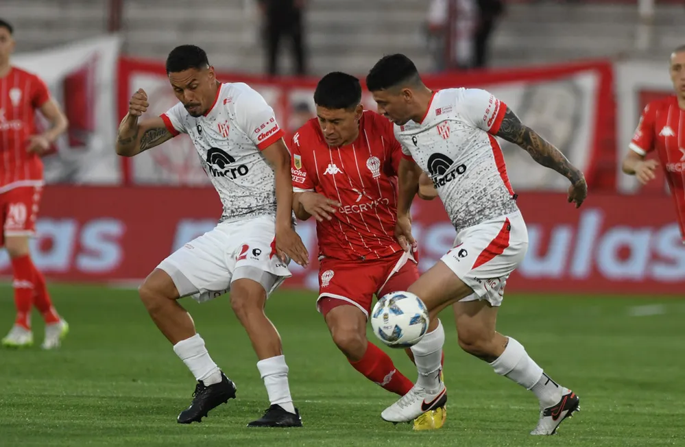 EL OBJETIVO FOTO HURACAN VS INSTITUTO TELAM