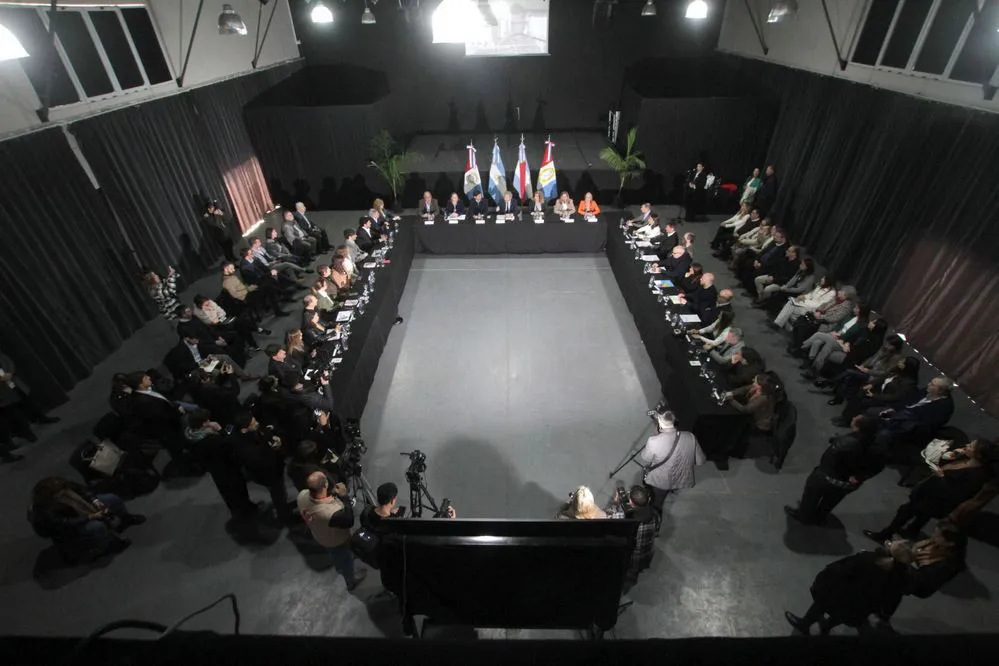 ESPECIAL REGION CENTRO FOTO REUNION MESA POLITICAS SOCIALES PARANA 2