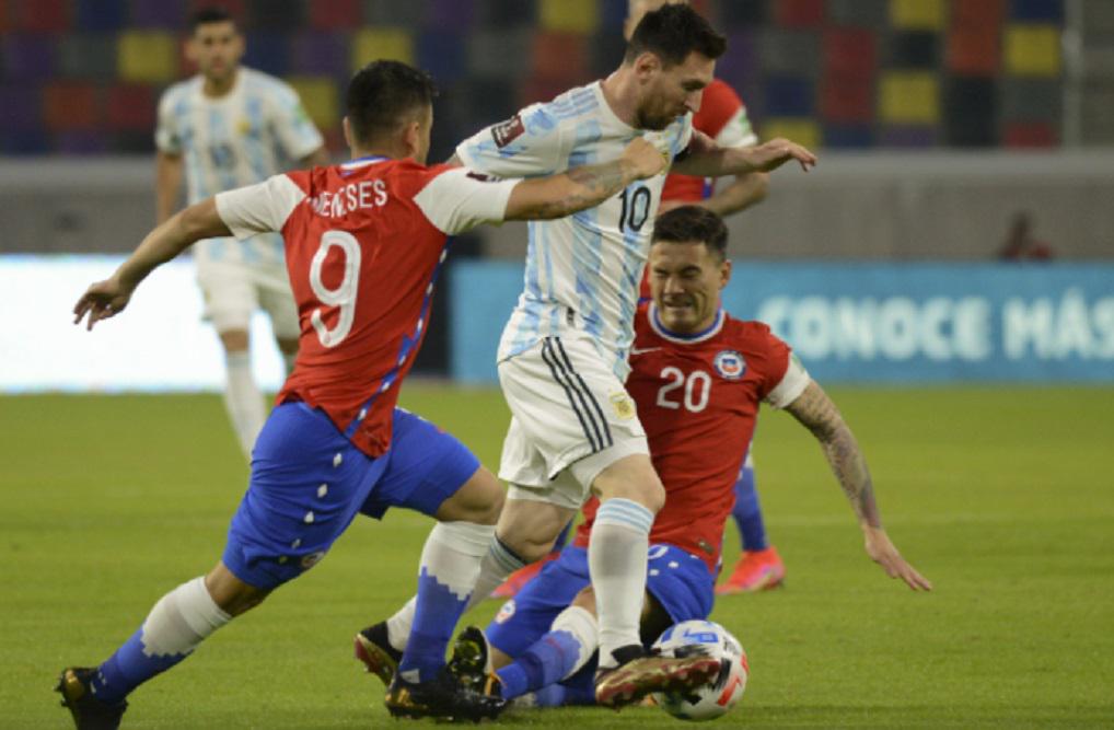 De pelota parada, Chile le empató a la Argentina y están 11 en