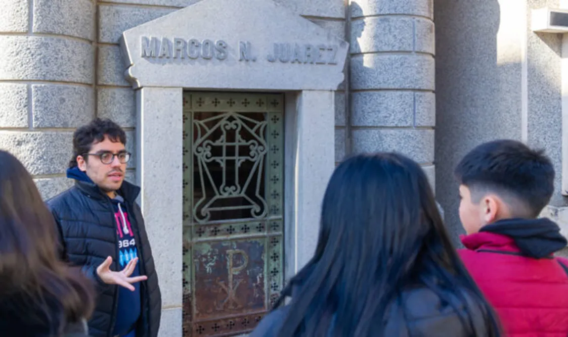 23.08_Recorrido_por_el_cementerio_San_Jeronimo-1663-scaled-e1764245545940-800x400