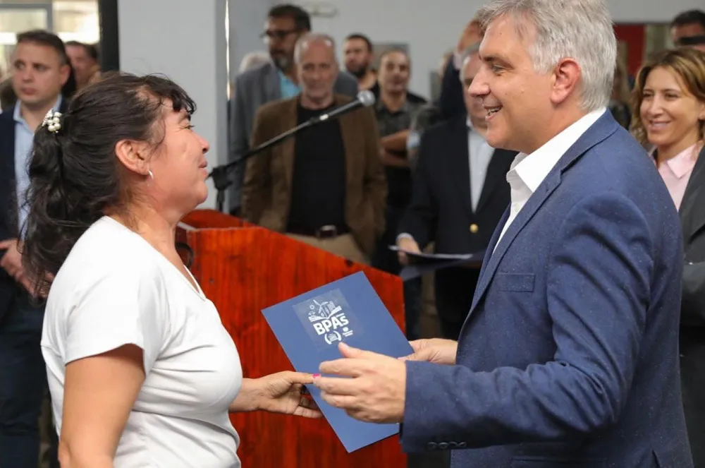 Llaryora Vida Digna