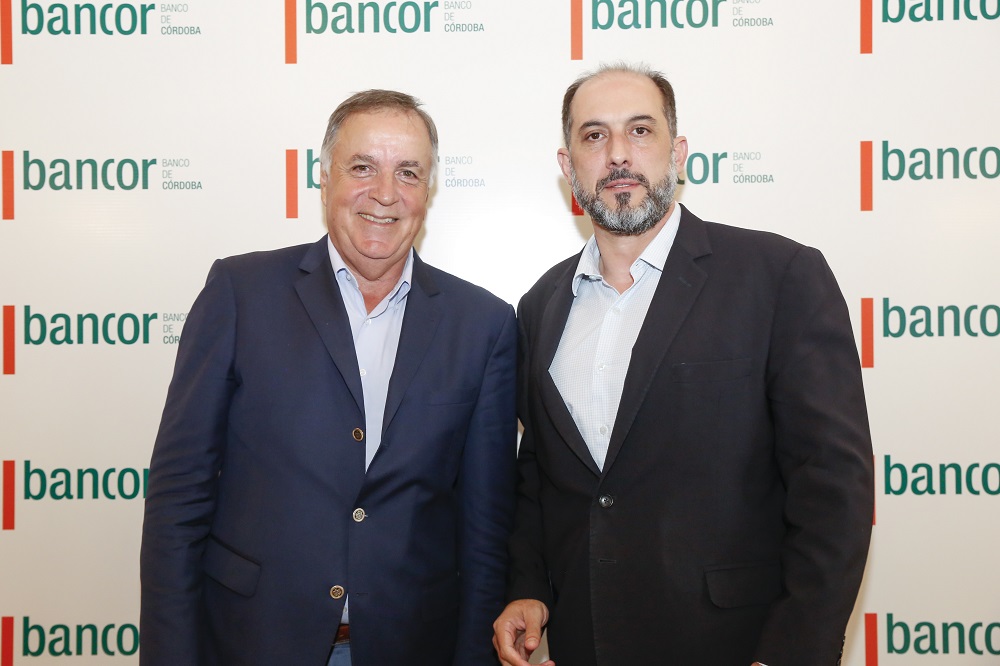 Daniel Tillard (Bancor) y Guillermo Acosta (Municipalidad de Córdoba) firman acuerdo