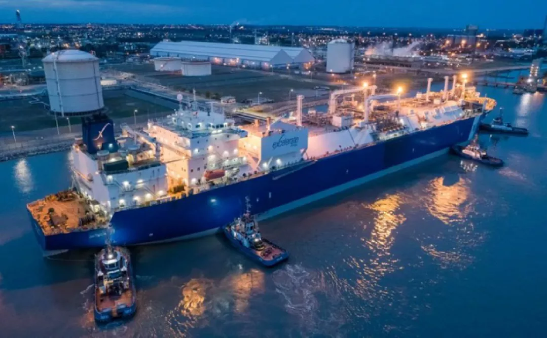 primer buque por importación de energía