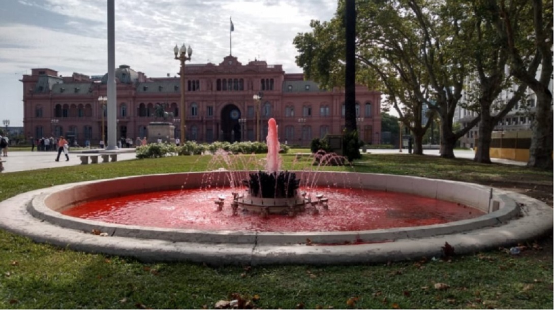 Plaza de Mayo roja