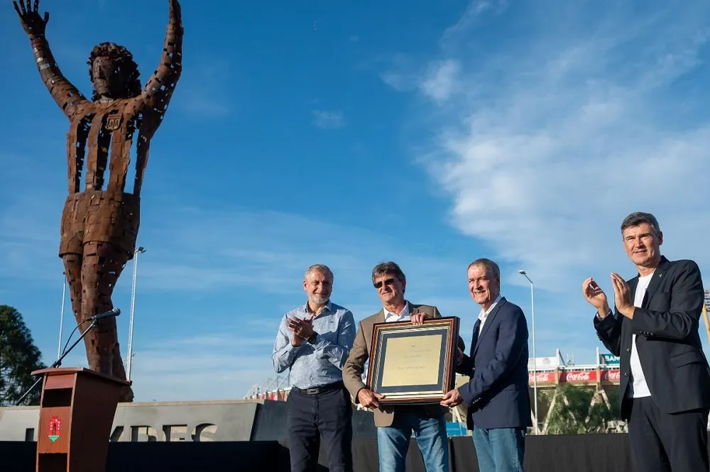 homenaje a Mario Alberto Kempes