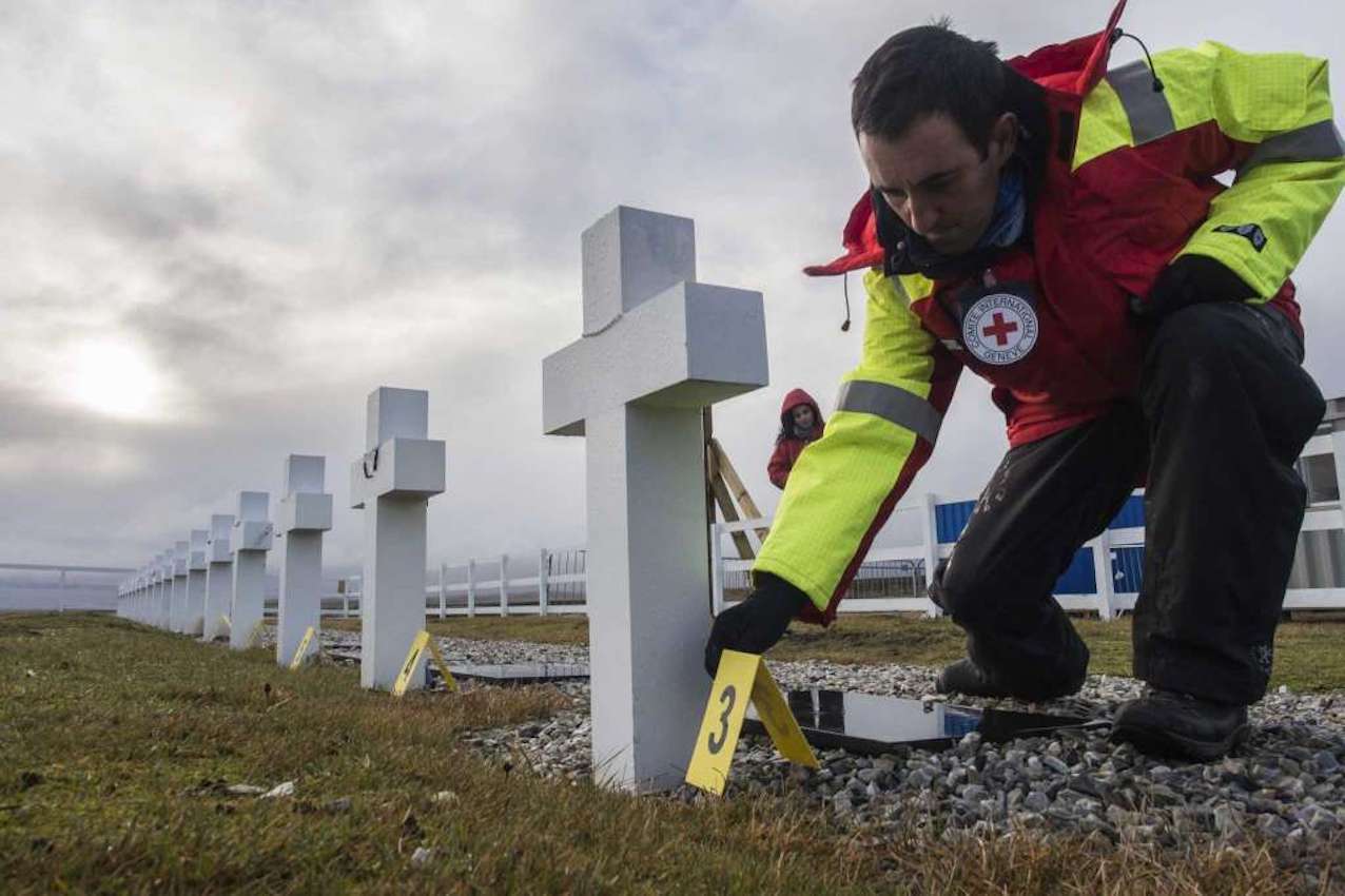 hoyla-exhuman-cuerpos-de-soldados-argentinos-en-malvinas-