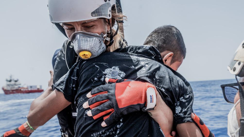 Una ONG pidió a la UE el desembarco urgente de 572 migrantes rescatados