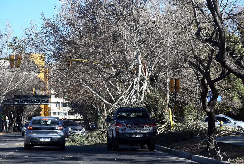 EL OBJETIVO FOTO MENDOZA TELAM 2-07-2023_fuertes_rafagas_de_viento_zonda