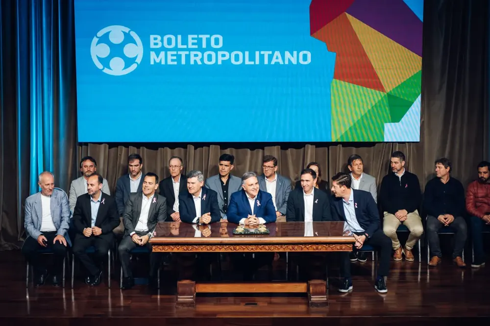 Llaryora se diferenció de Milei y anunció un Boleto Obrero Metropolitano subsidiado