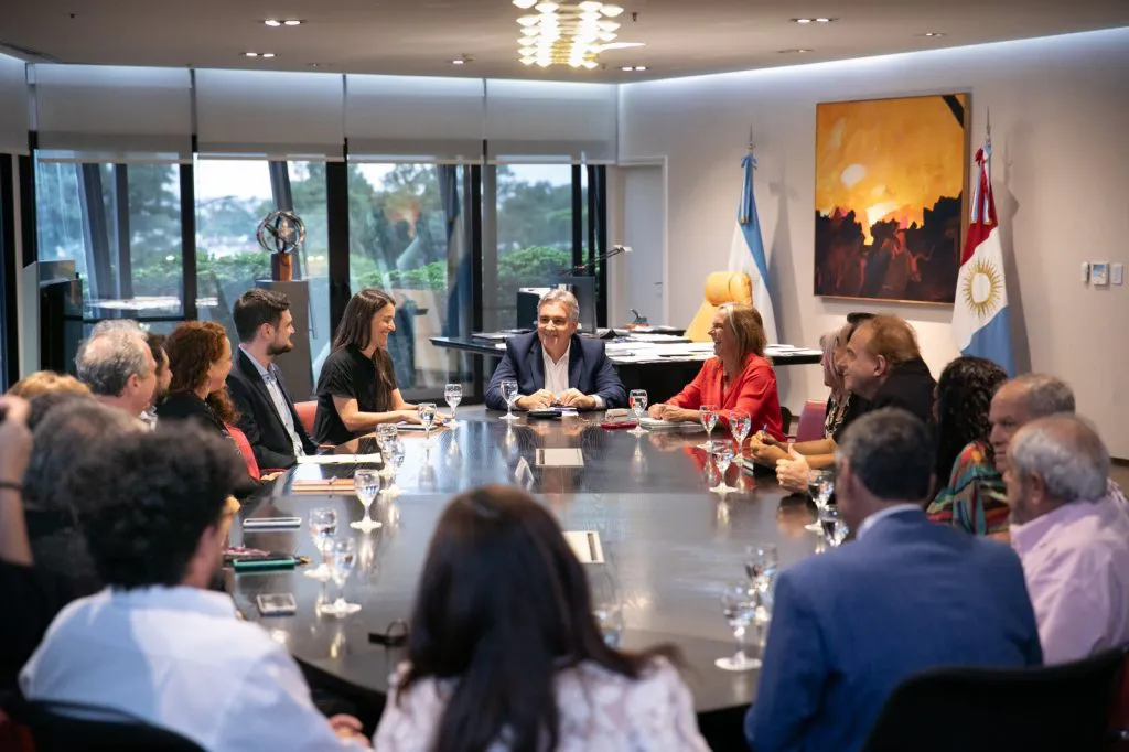 Llaryora recibió a la Comisión de la Memoria