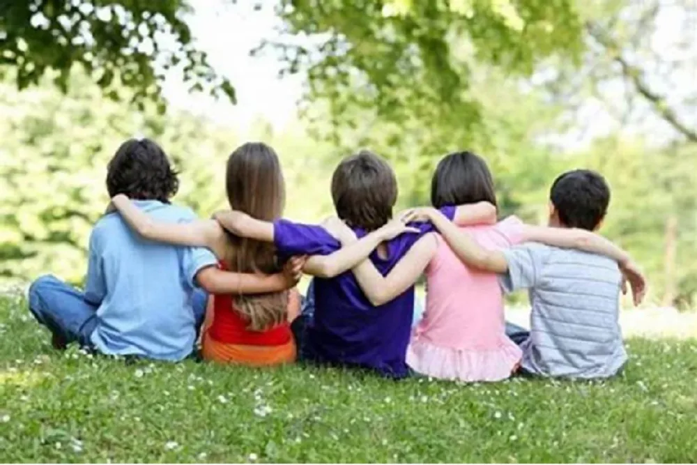 hermanos amistad niños infancia